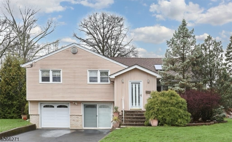 Property Photo: 318 Willow Ct NJ 07450