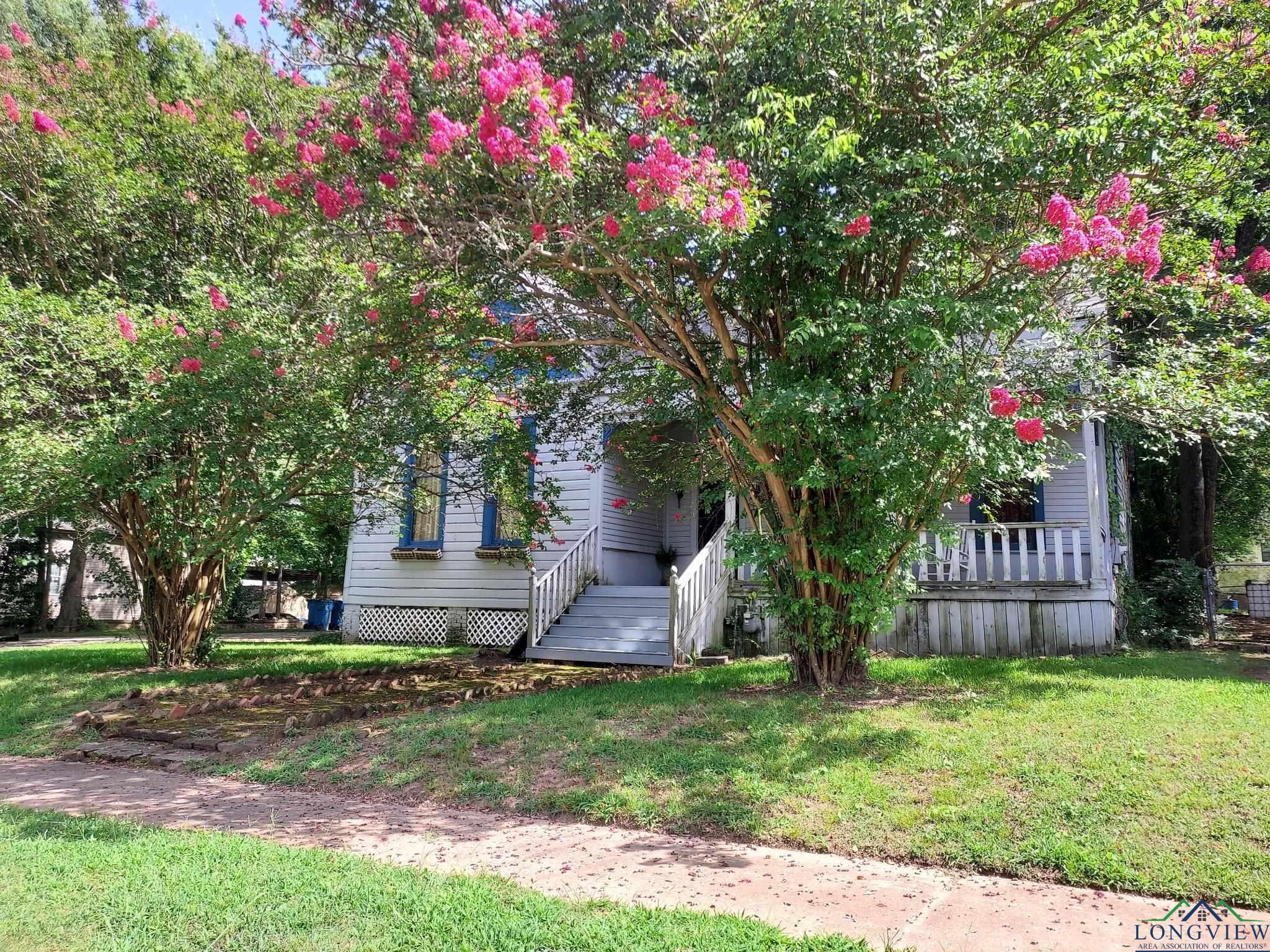 Property Photo: 800 E Austin TX 75670