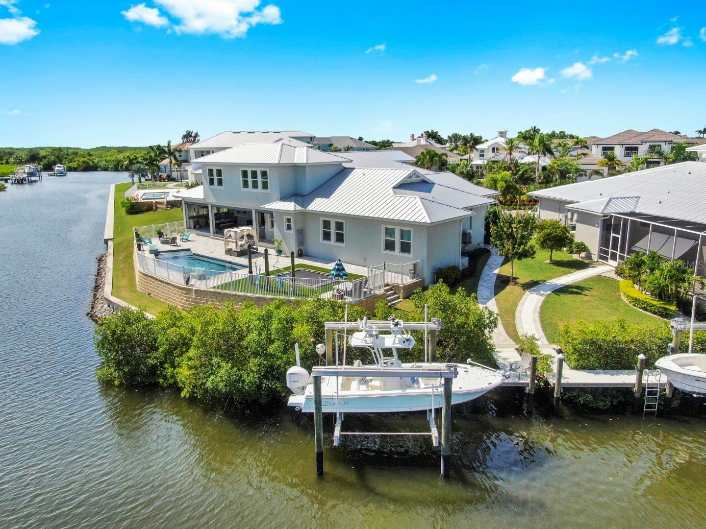 Property Photo: 718 Pinckney Drive FL 33572