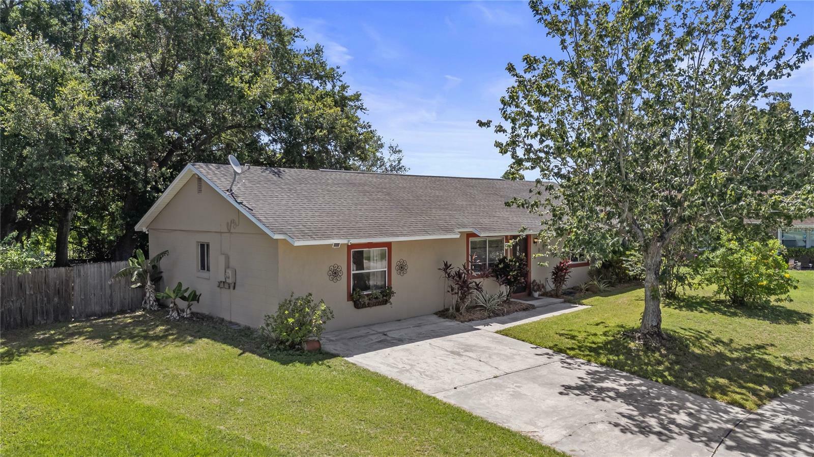 Property Photo: 8733 Catbriar Lane FL 32829