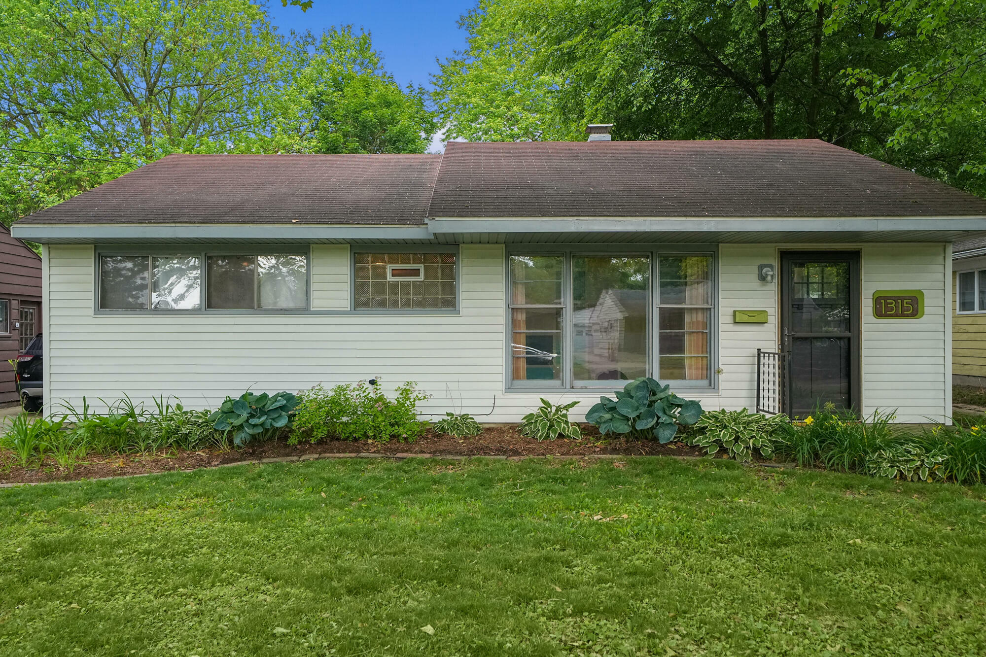 Property Photo: 1315 Eastern Place NE MI 49505