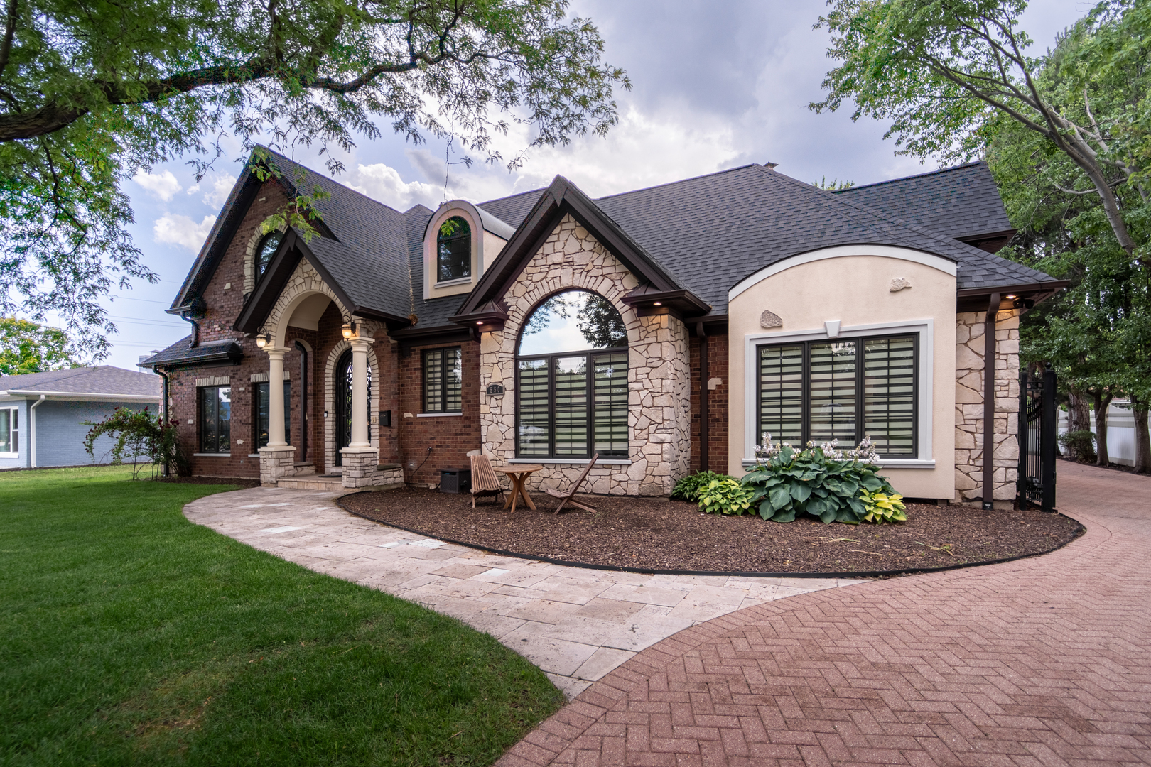 Property Photo: 850 S 10th Avenue IL 60525