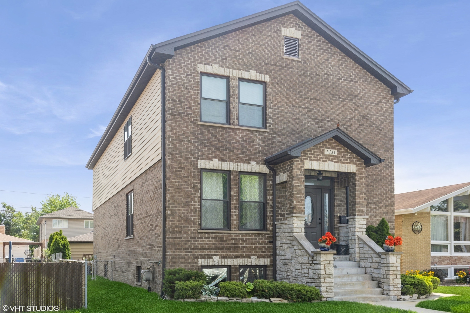 Property Photo: 5733 S Neenah Avenue IL 60638
