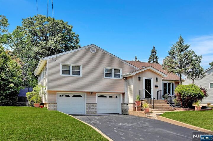 Property Photo:  318 Willow Court  NJ 07450 
