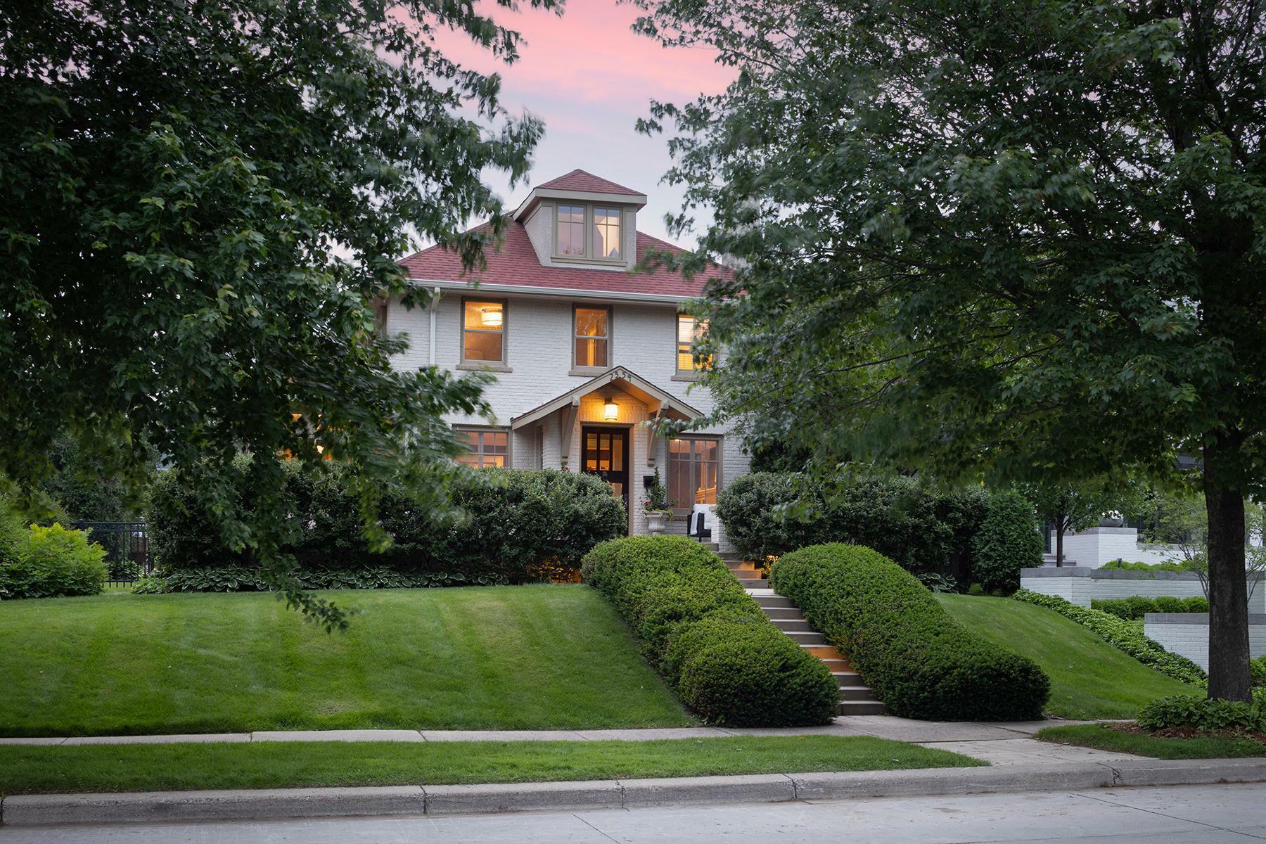 Property Photo: 2554 W Lake Of The Isles Parkway MN 55405