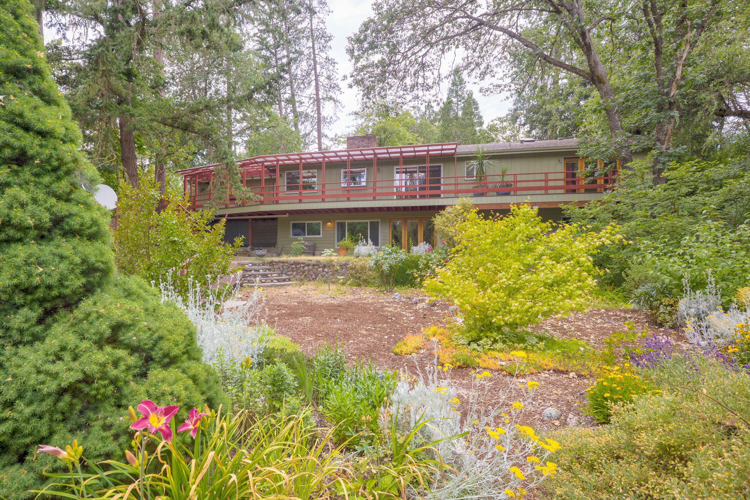Property Photo: 1031 NW Prospect Avenue OR 97526