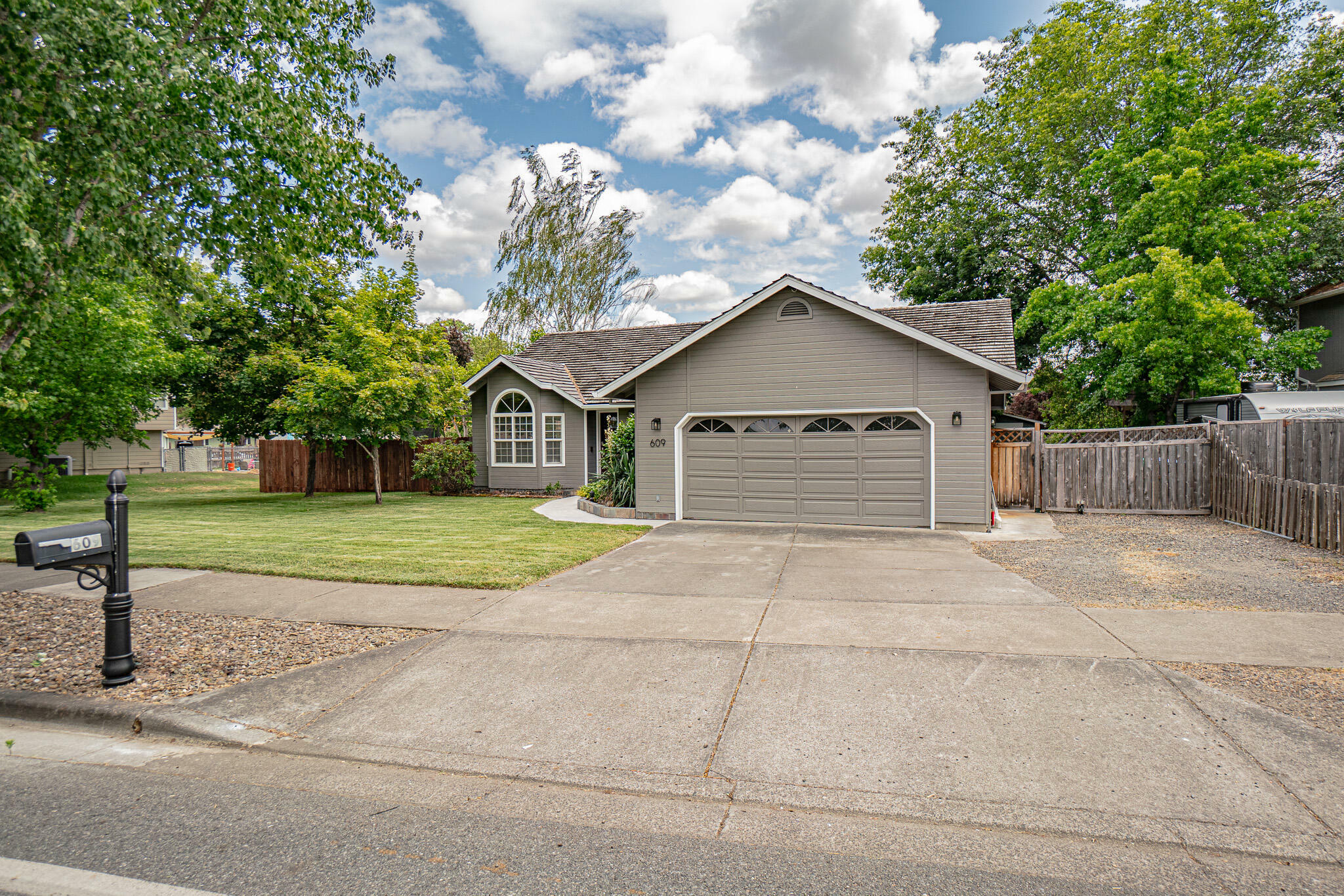 609 Crystal Drive  Eagle Point OR 97524 photo