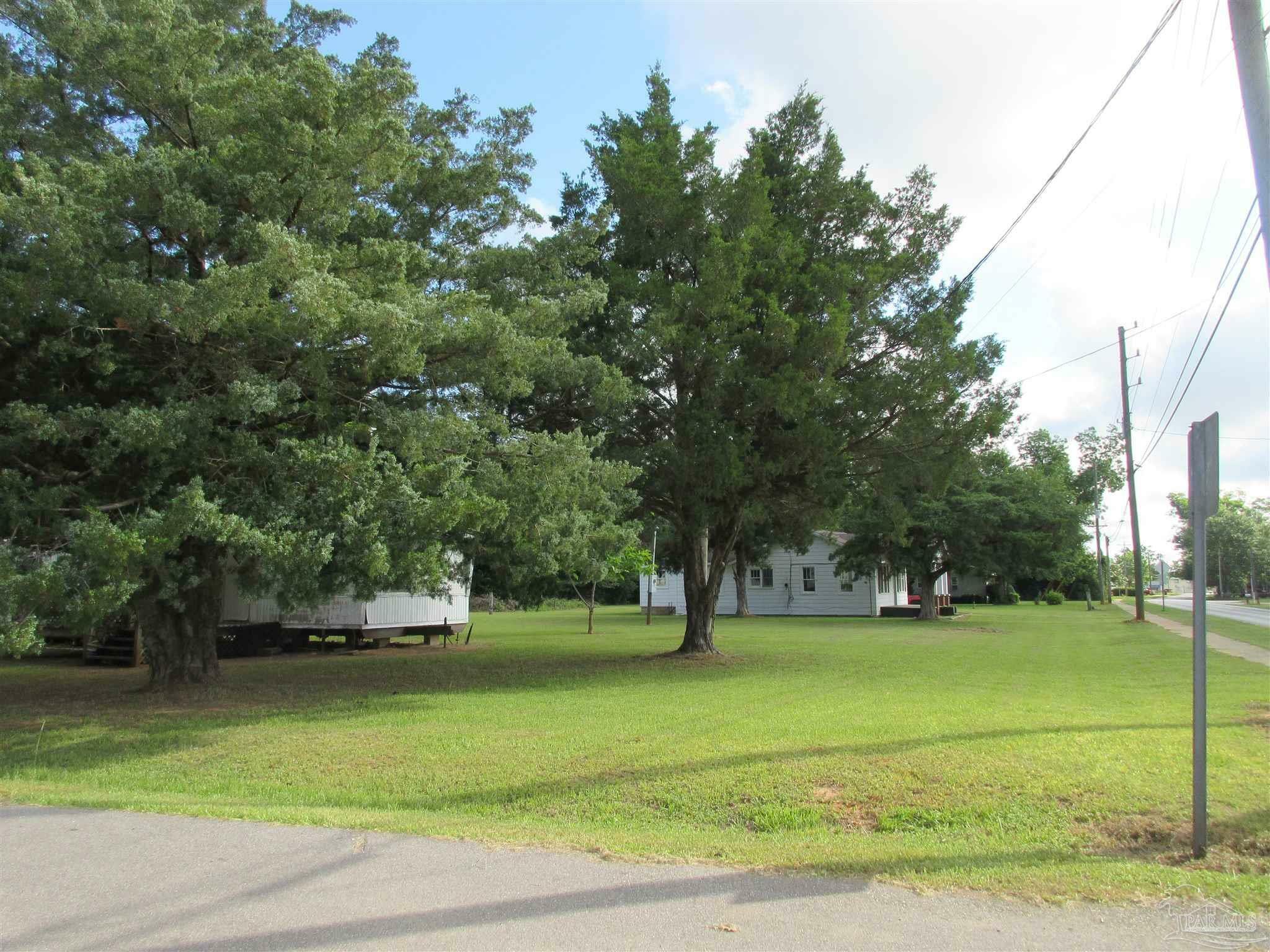 Property Photo: 5227 Spring St FL 32565