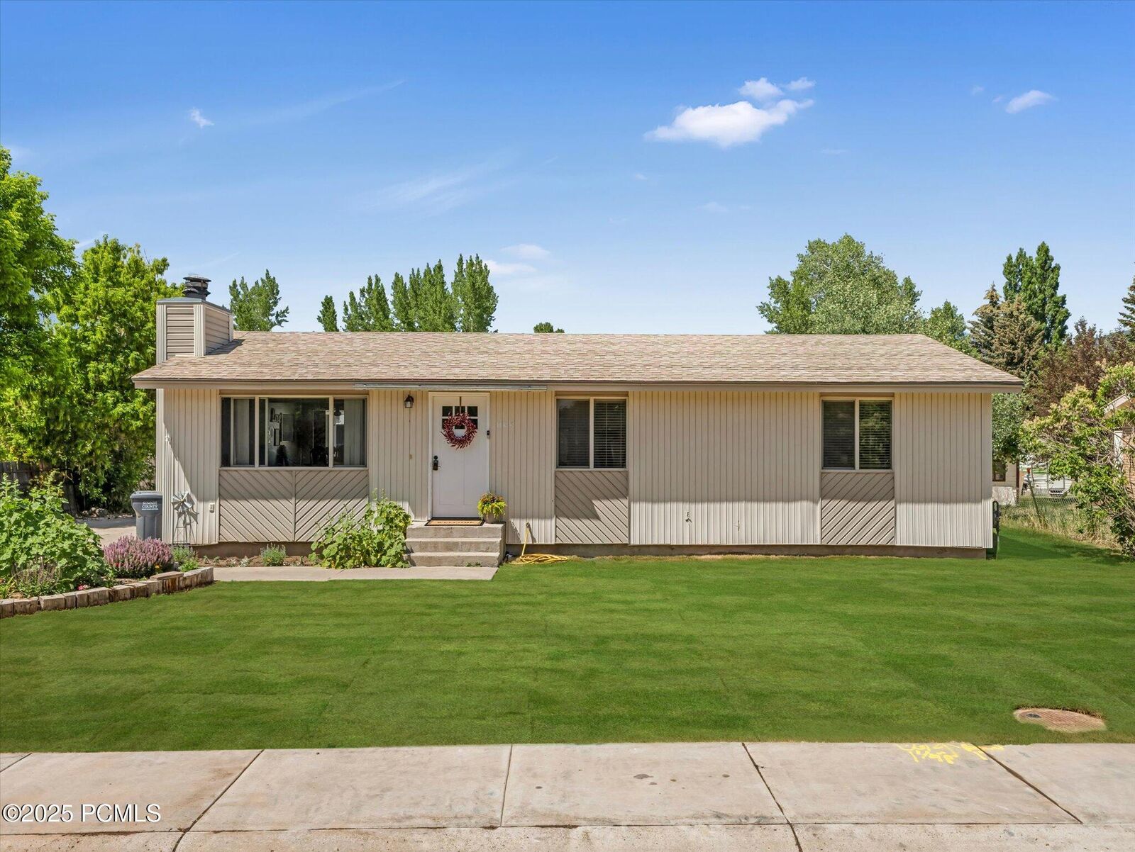 Property Photo: 155 Hawthorne Drive UT 84036