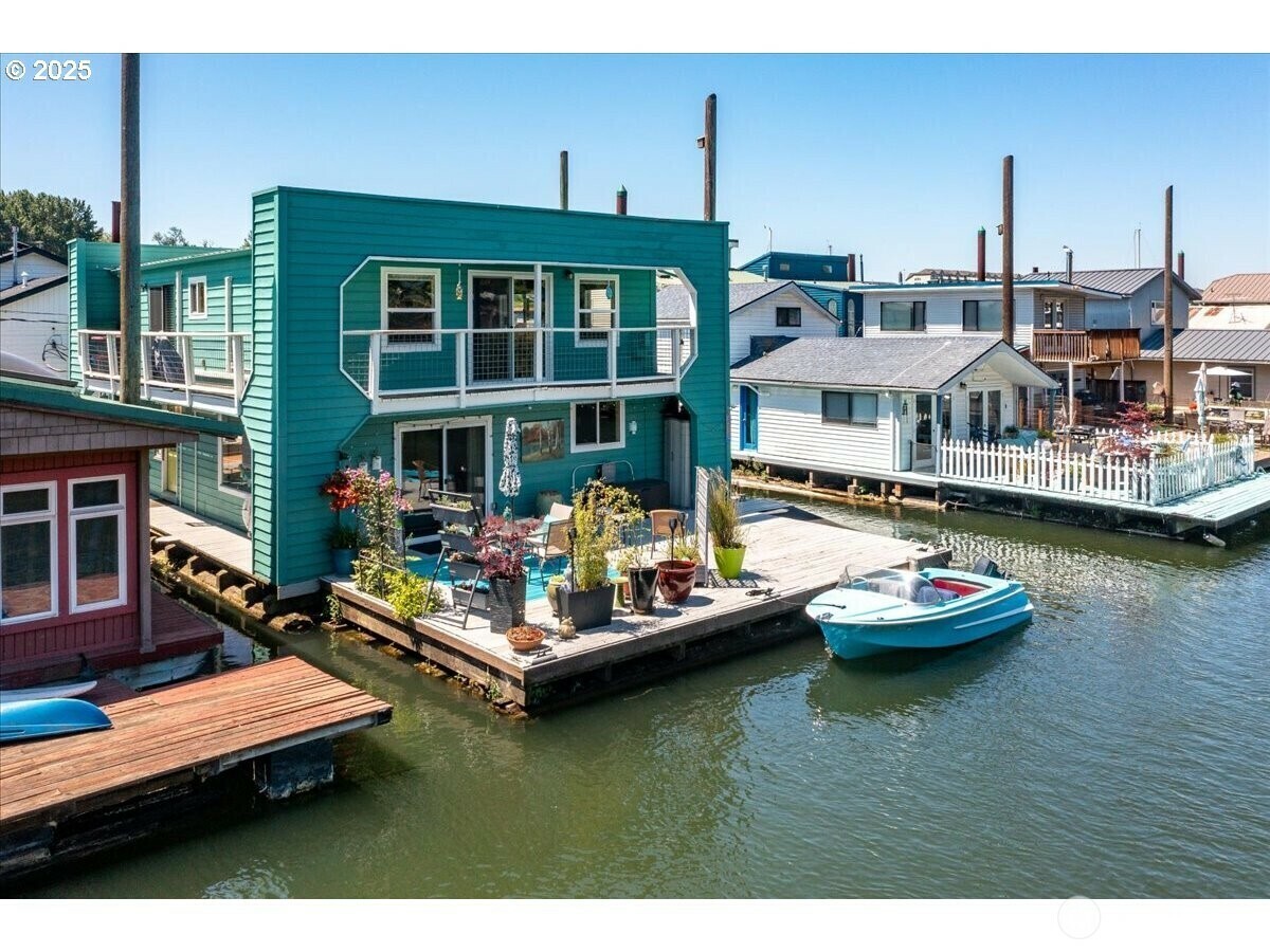 Property Photo:  414 N Tomahawk Island Drive  OR 97217 