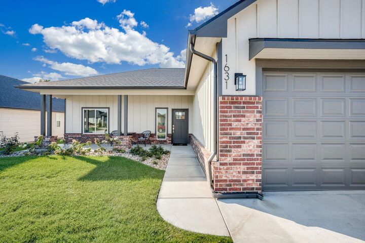 Property Photo:  1631 N Forestview Ct  KS 67235 