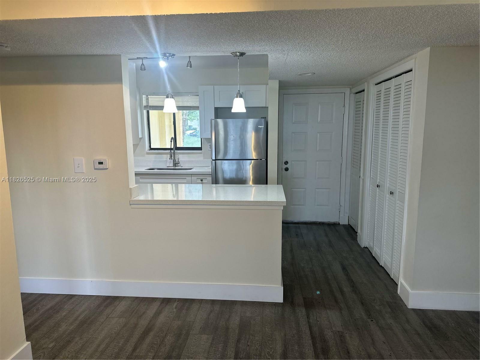 Property Photo: 185 Lakeview Dr 102 FL 33326