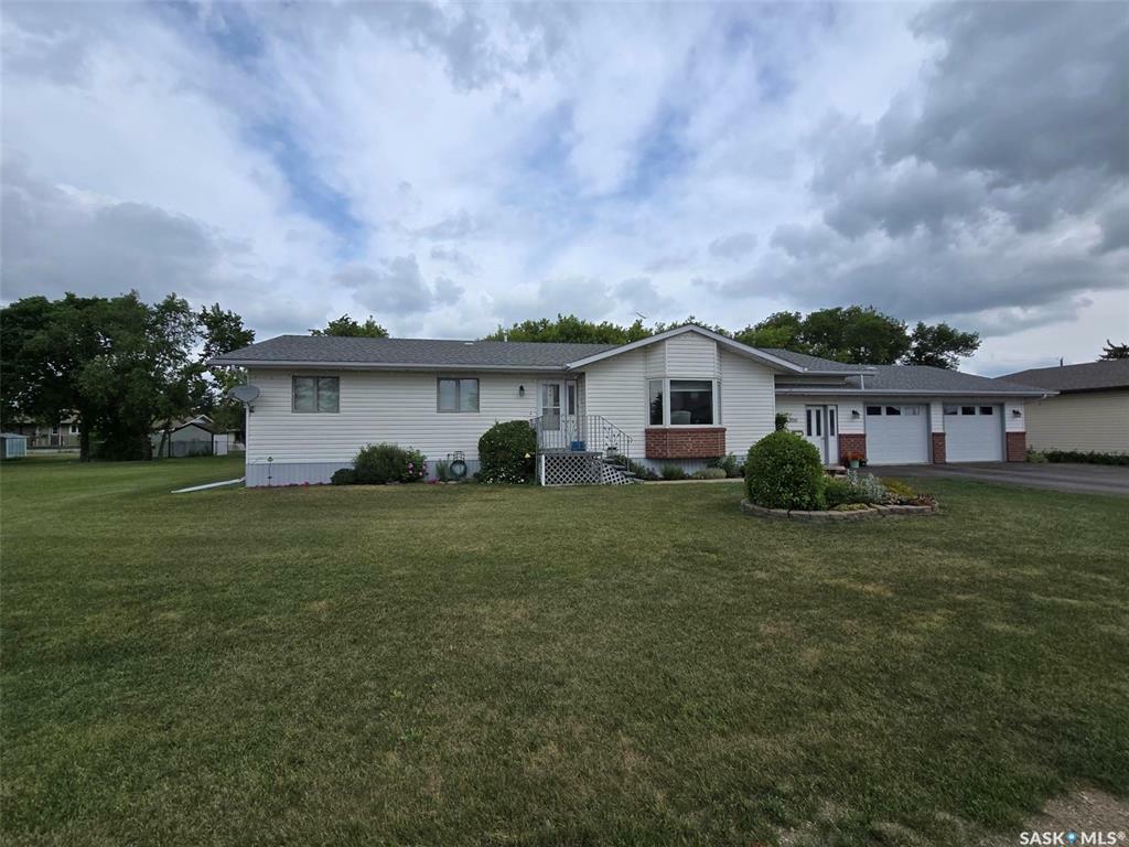 Property Photo: 800 Black Avenue SK S0G 2B0