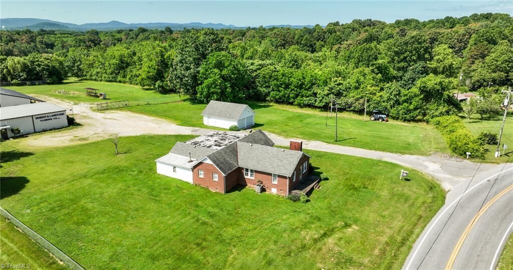 Property Photo: 820 Suncrest Orchard Road NC 28659
