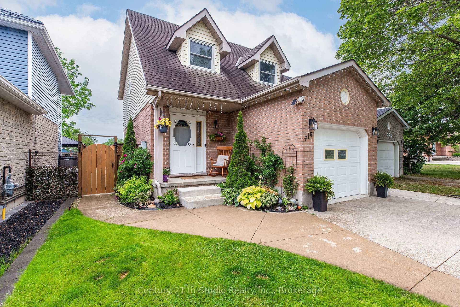 Property Photo: 716 Mackendrick Drive ON N2Z 3A4