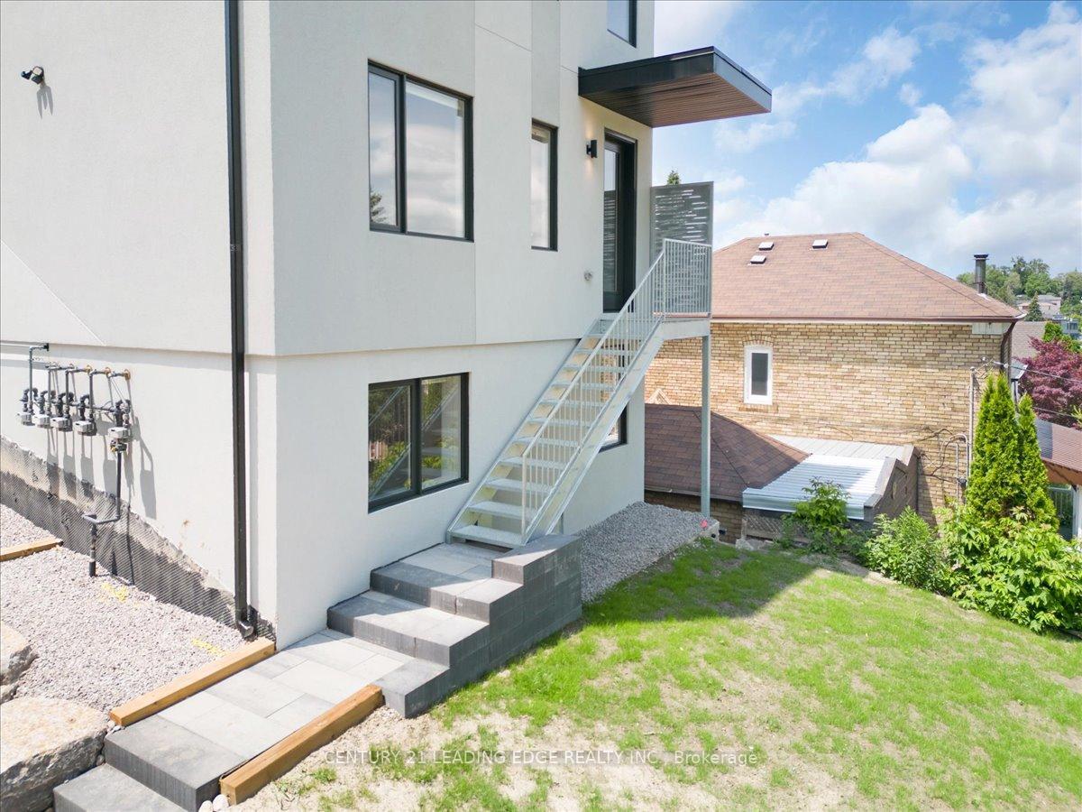 Property Photo: 10 Summit Avenue 4 ON M6E 1X4