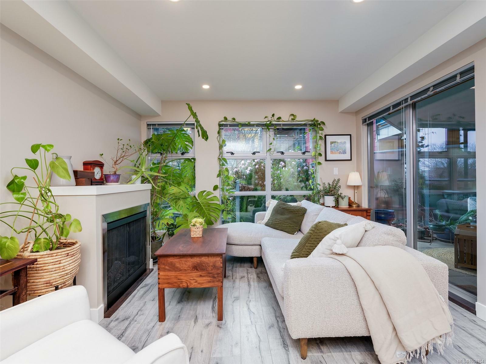 Photo de la propriété: 797 Tyee Rd 108 BC V9A 7R4