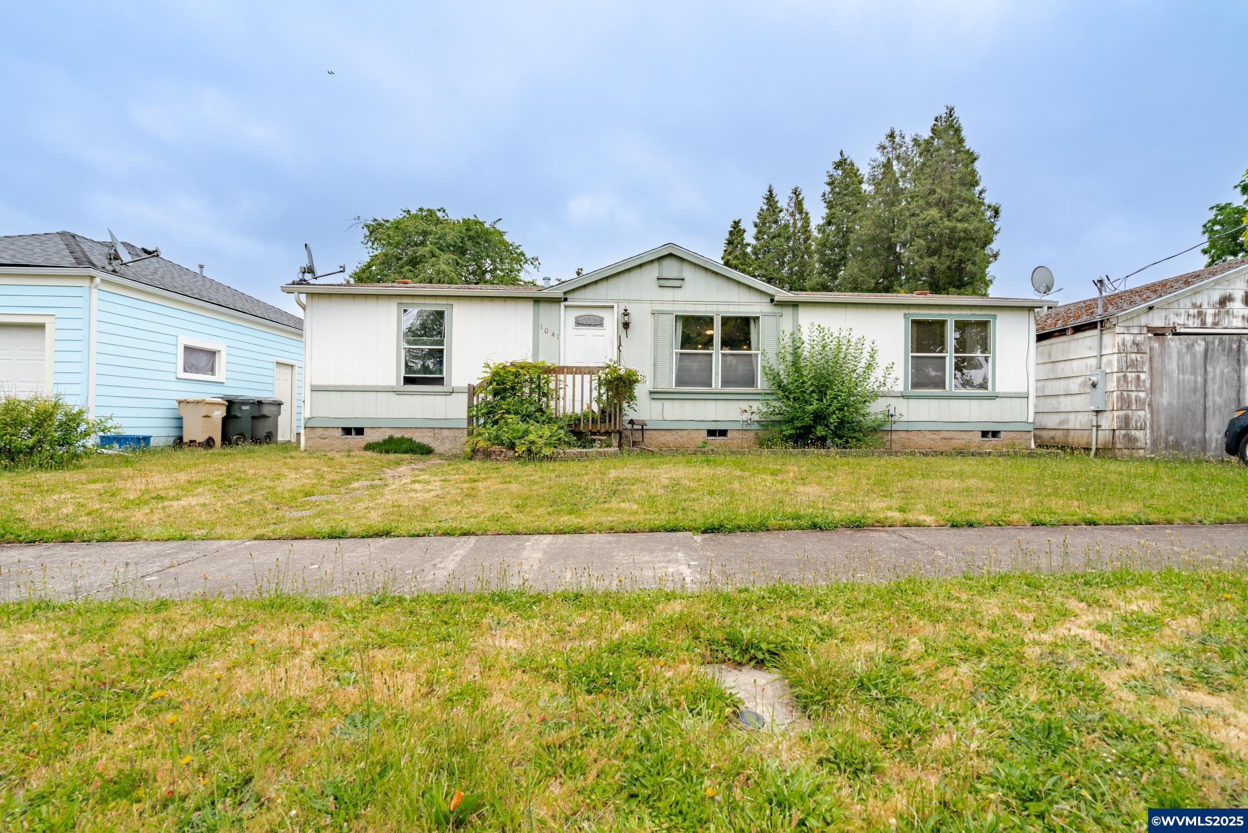 Property Photo:  1041 Hiatt St  OR 97355 