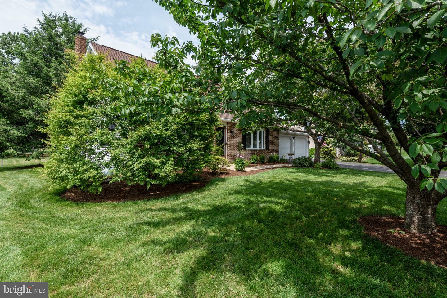 Property Photo:  27 Buttonwood Drive  PA 17543 