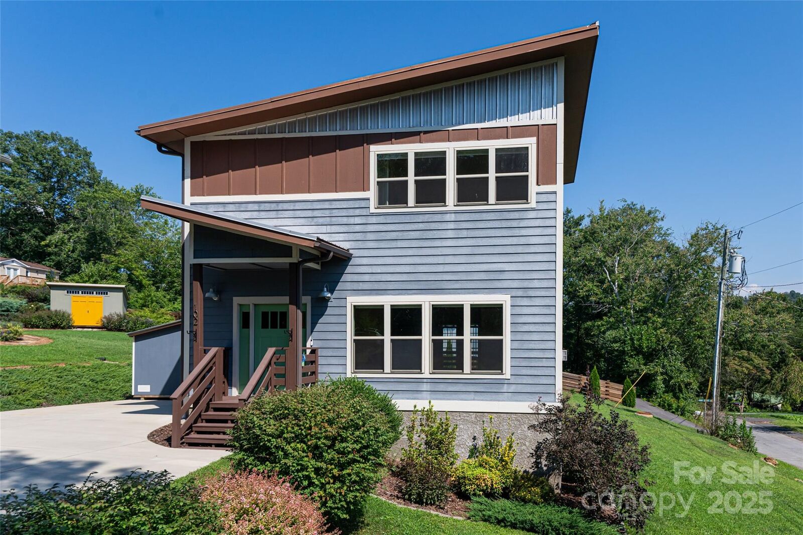 Property Photo:  102 E Skyland Circle  NC 28804 