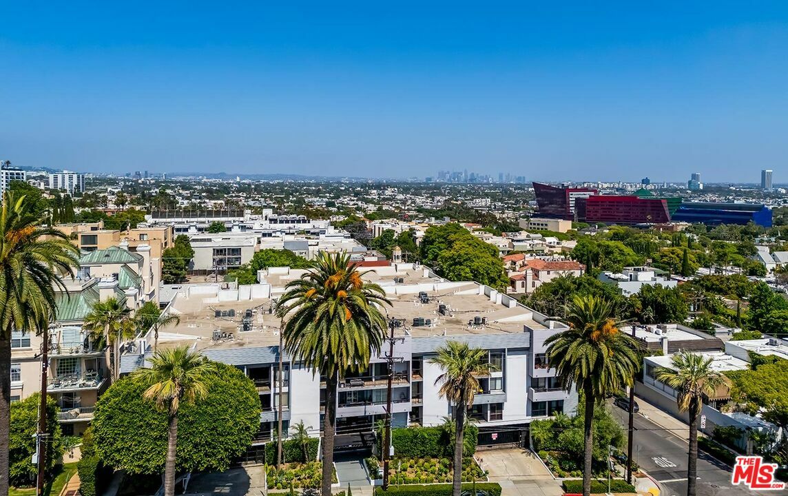 Property Photo: 906 N Doheny Dr CA 90069