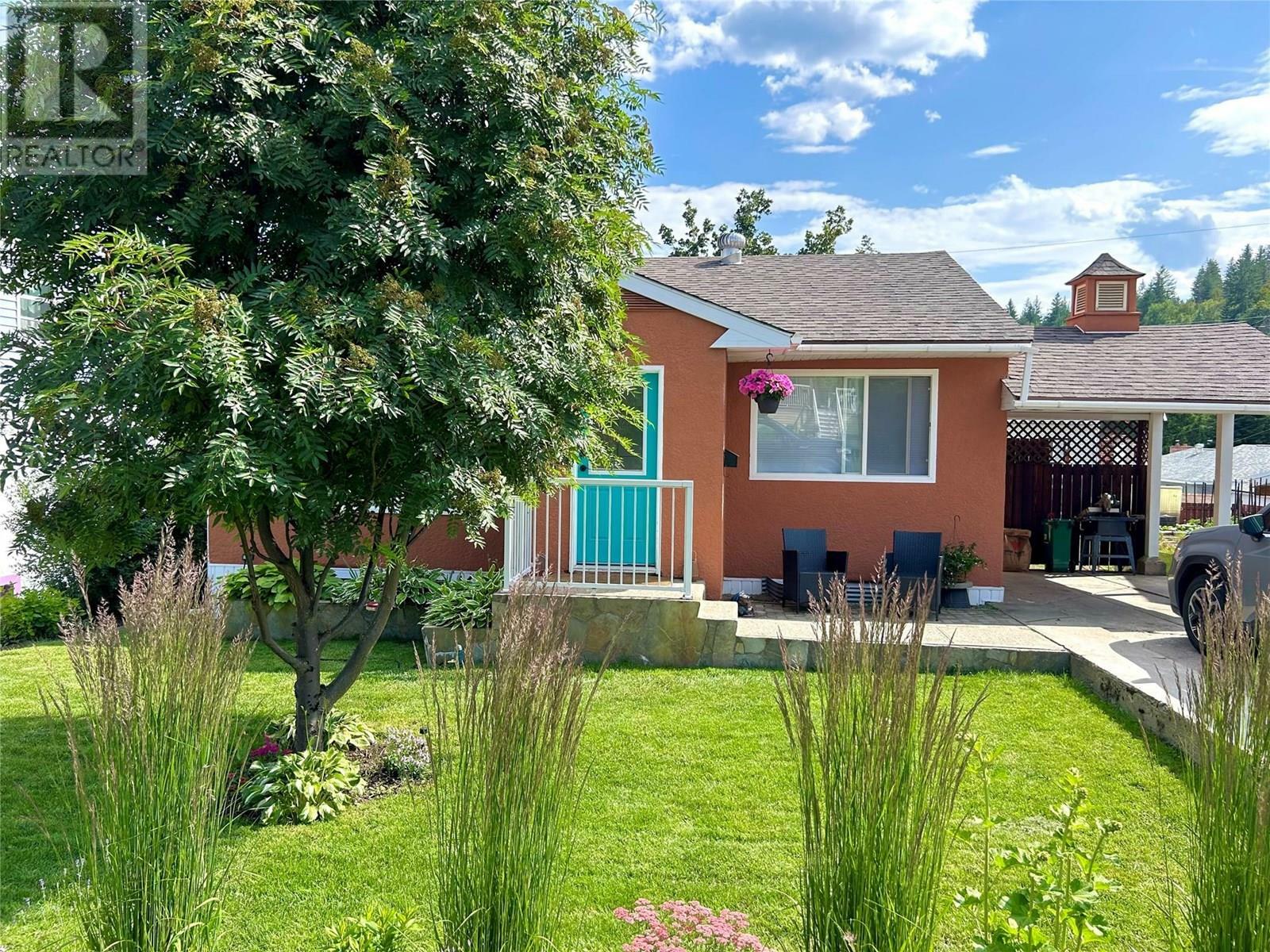 Property Photo: 906 Thackeray Street BC V1R 2C2