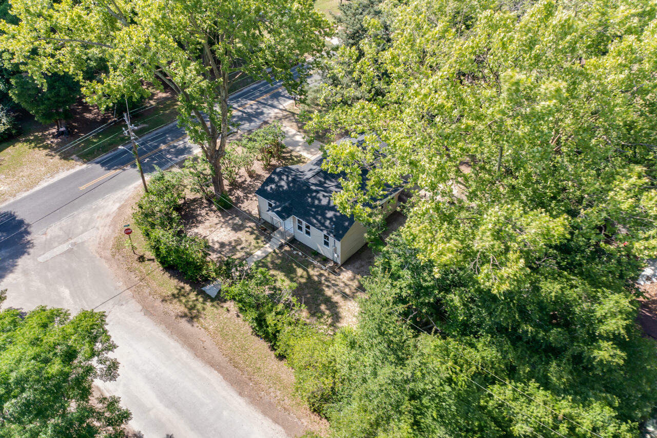 Property Photo: 102 E 3rd Avenue FL 32536