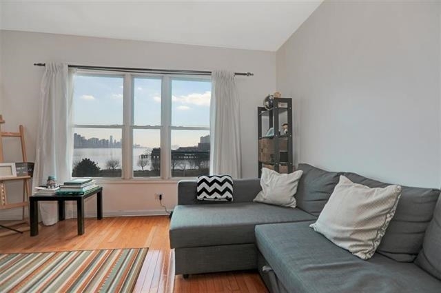 330 The Promenade  Edgewater NJ 07020 photo