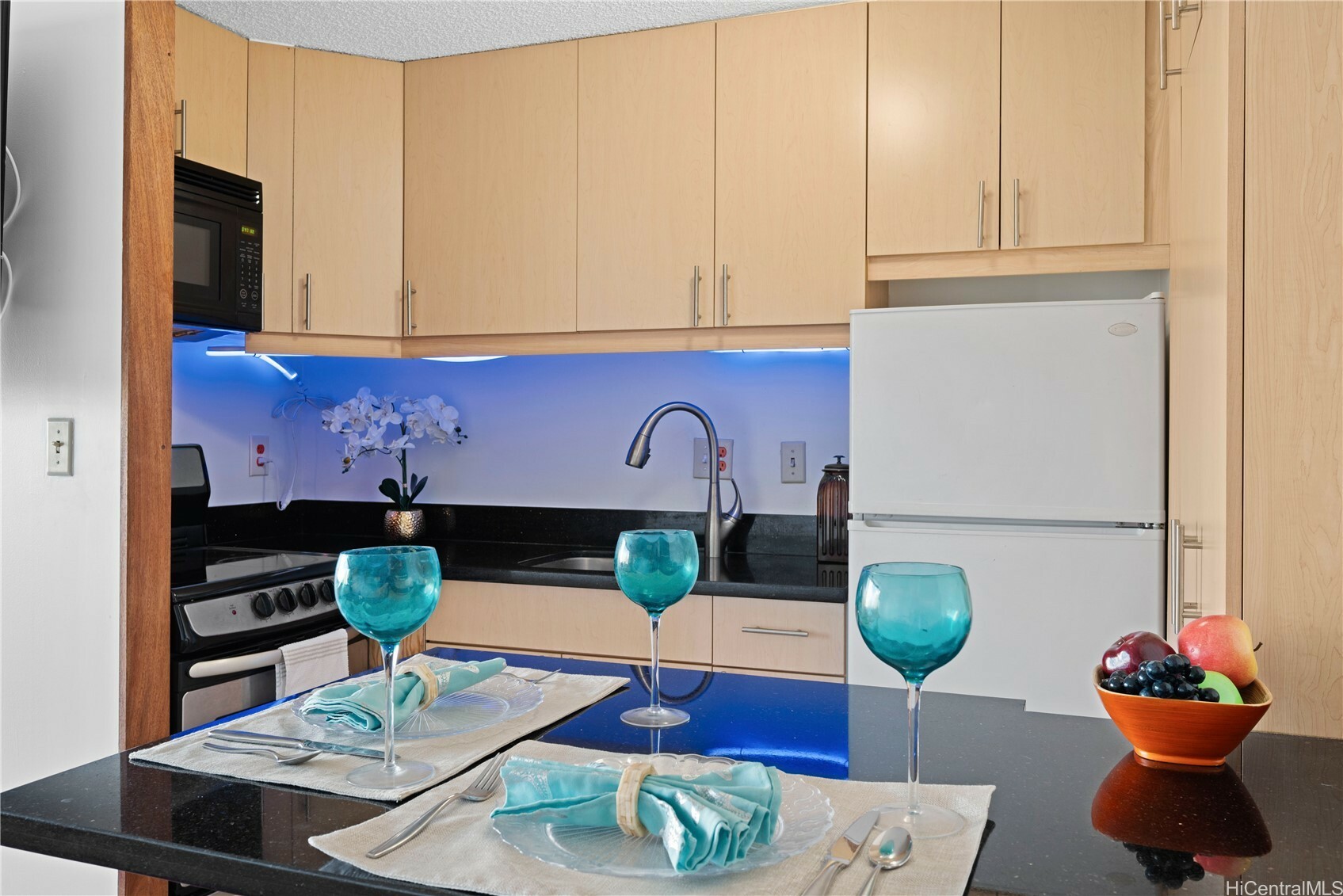 Property Photo: 2888 Ala Ilima Street 806 HI 96818