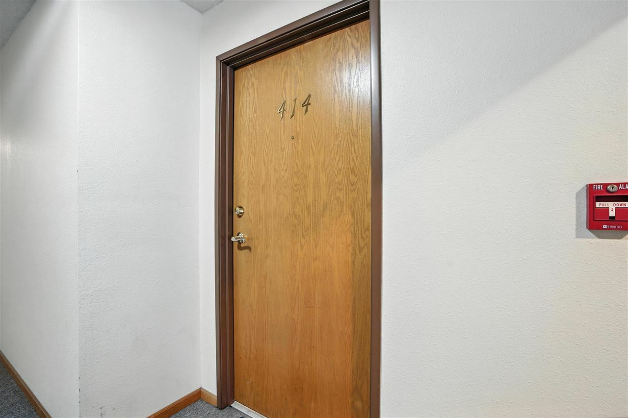 Property Photo: 414 West Side Dr IA 52246