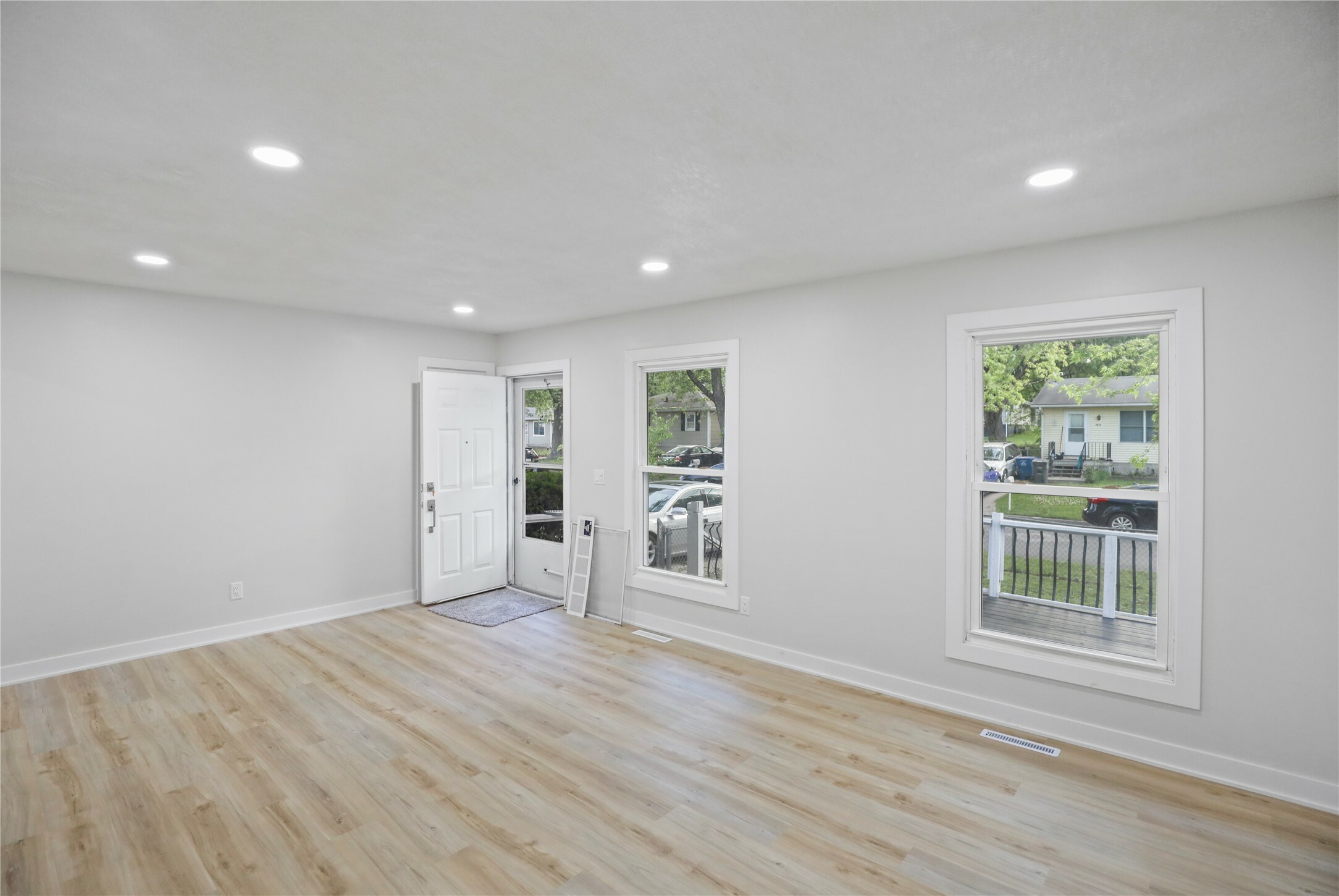 Property Photo:  2420 E 37th Street  IA 50317 