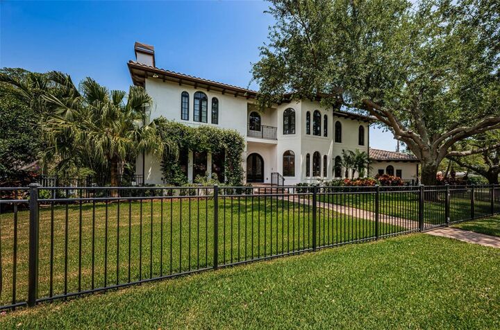 Property Photo: 147 Bay Point Drive NE FL 33704