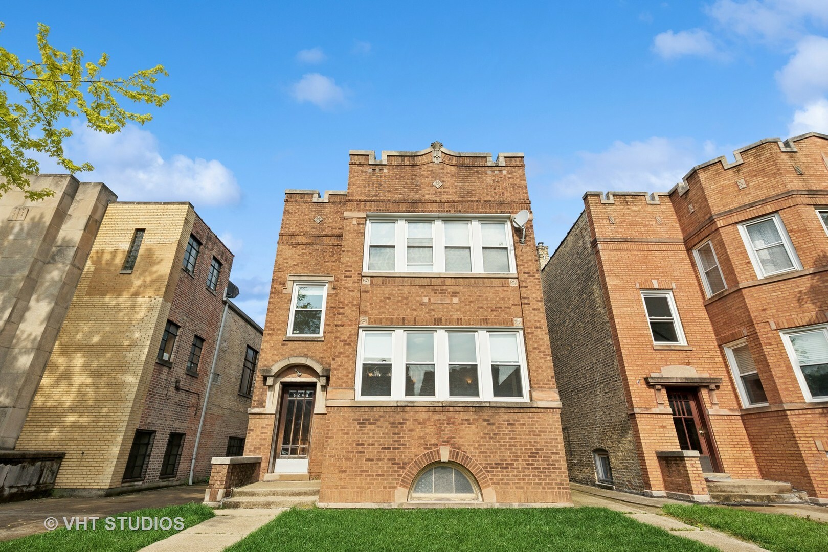 Property Photo: 6208 N Artesian Avenue IL 60659