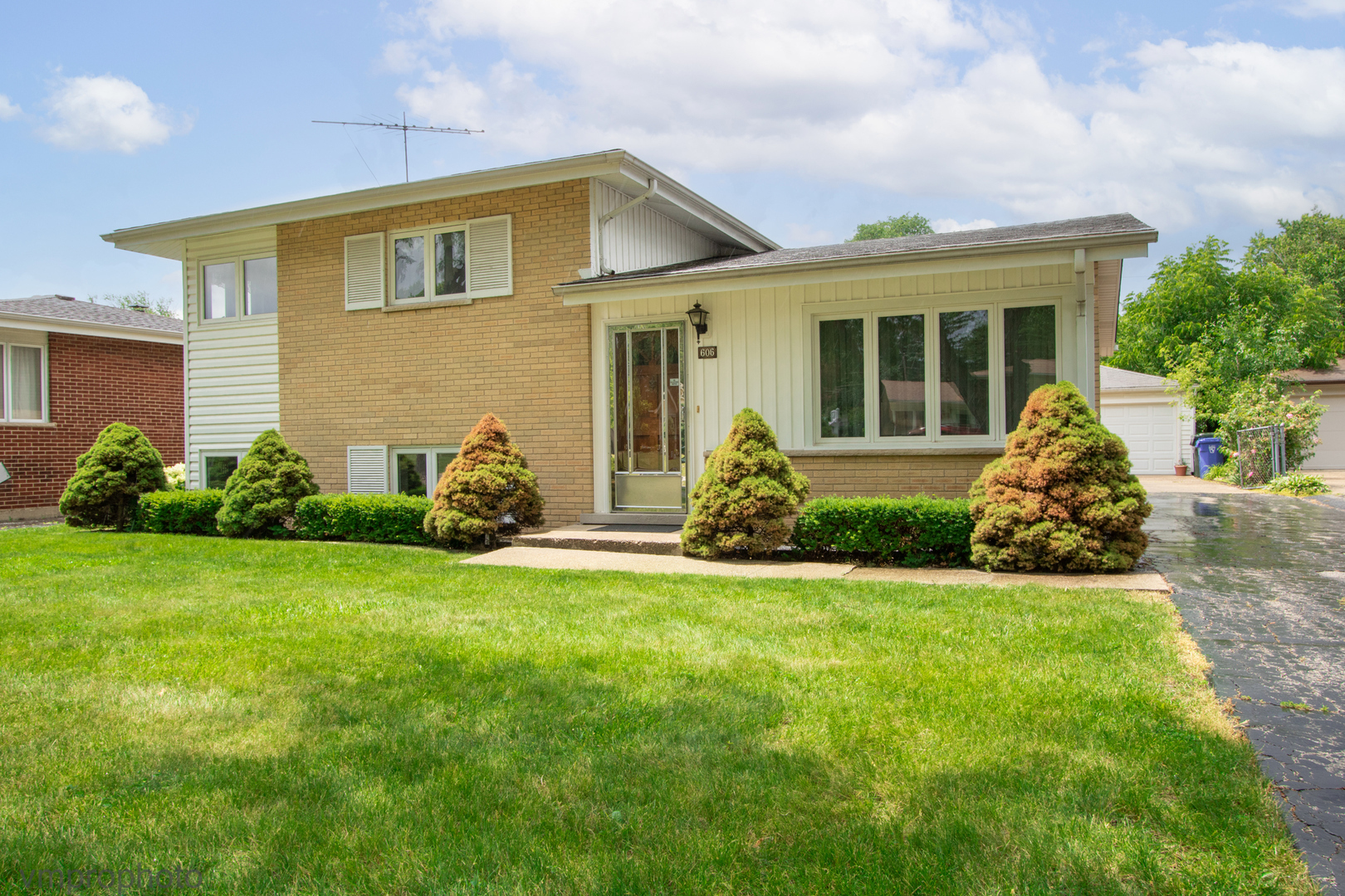 Property Photo:  606 N Elmhurst Avenue  IL 60056 