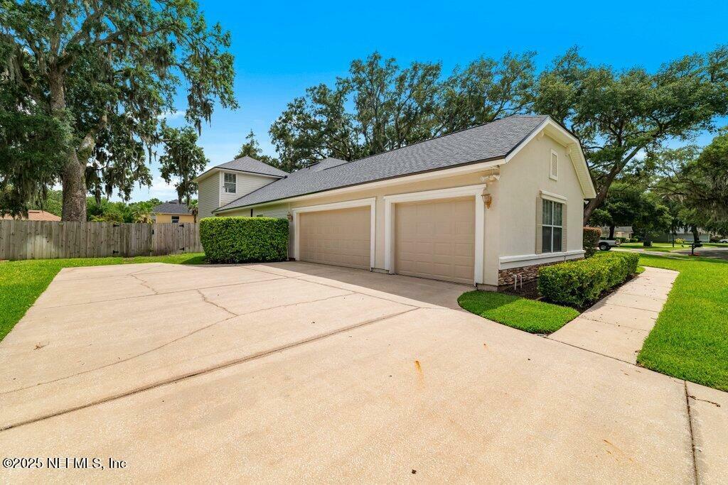 Property Photo: 3156 Scenic Oaks Drive FL 32226