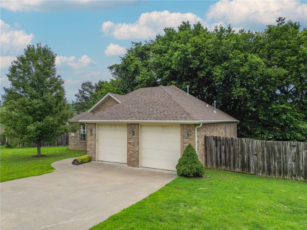 Property Photo: 696 E Thornstone Avenue AR 72774