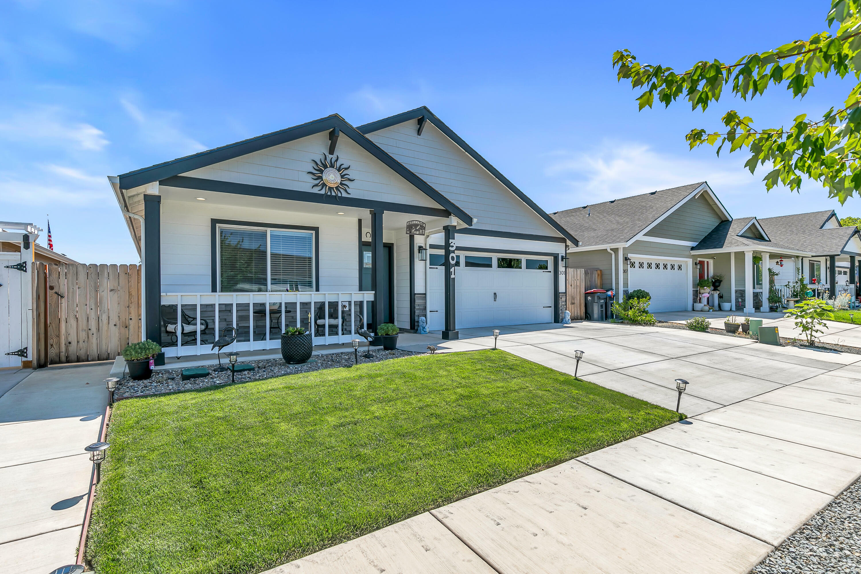 Property Photo: 301 Reanna Way OR 97501