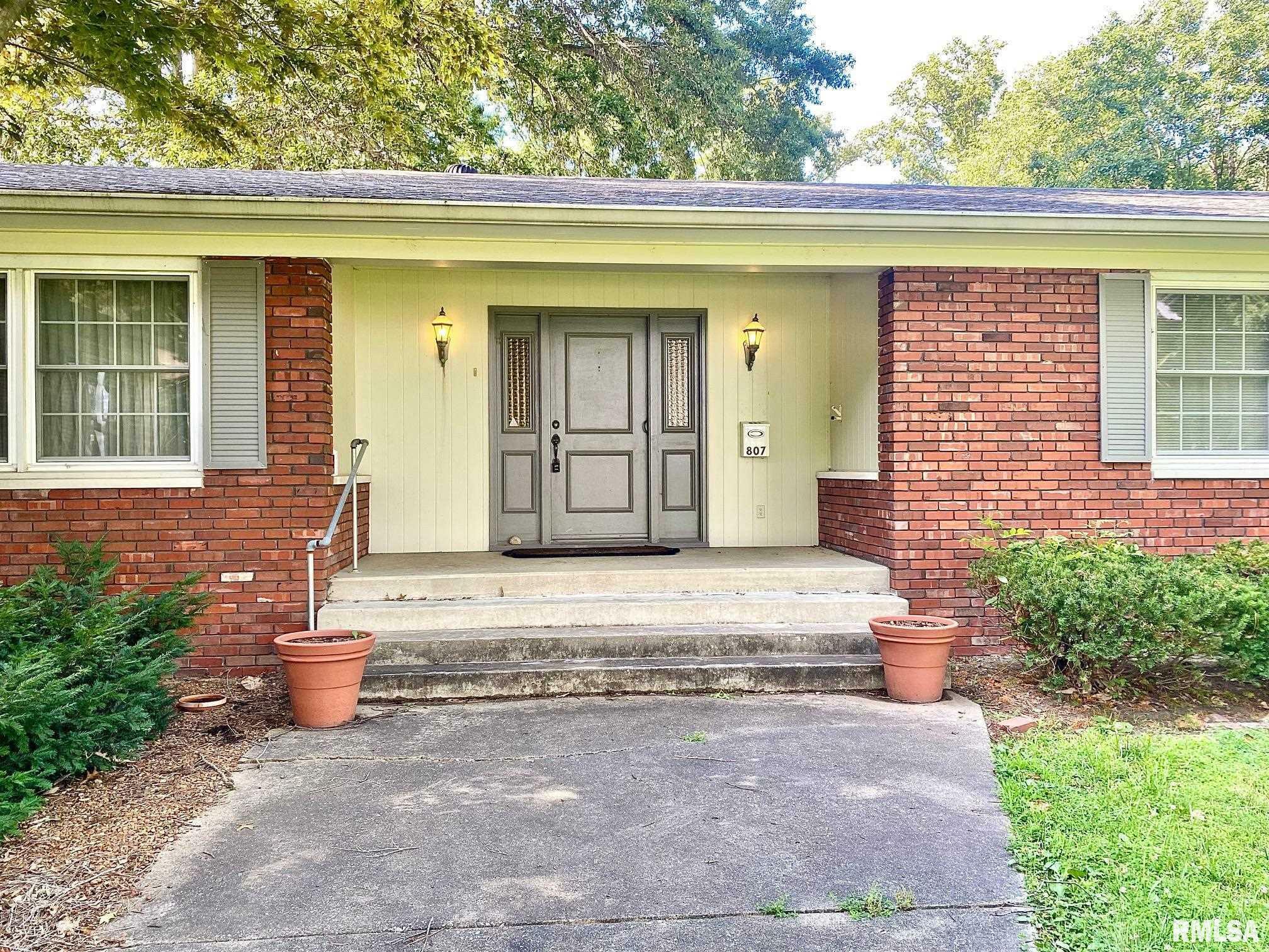 Property Photo: 807 W Market Street IL 62822