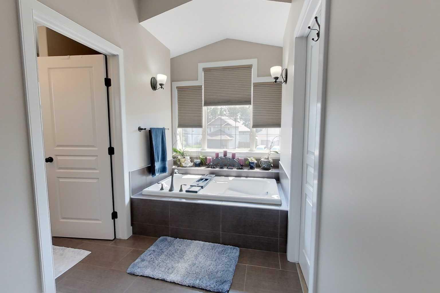 Photo de la propriété: 11114 60 Avenue AB T8W 0H6