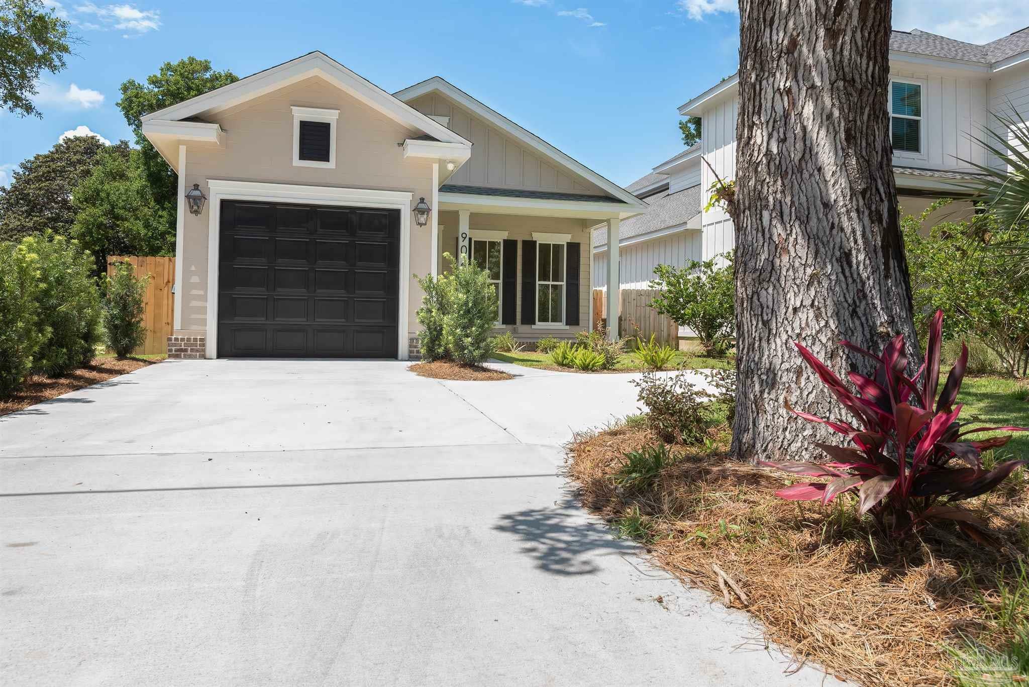 Property Photo: 904 E Yonge St FL 32503