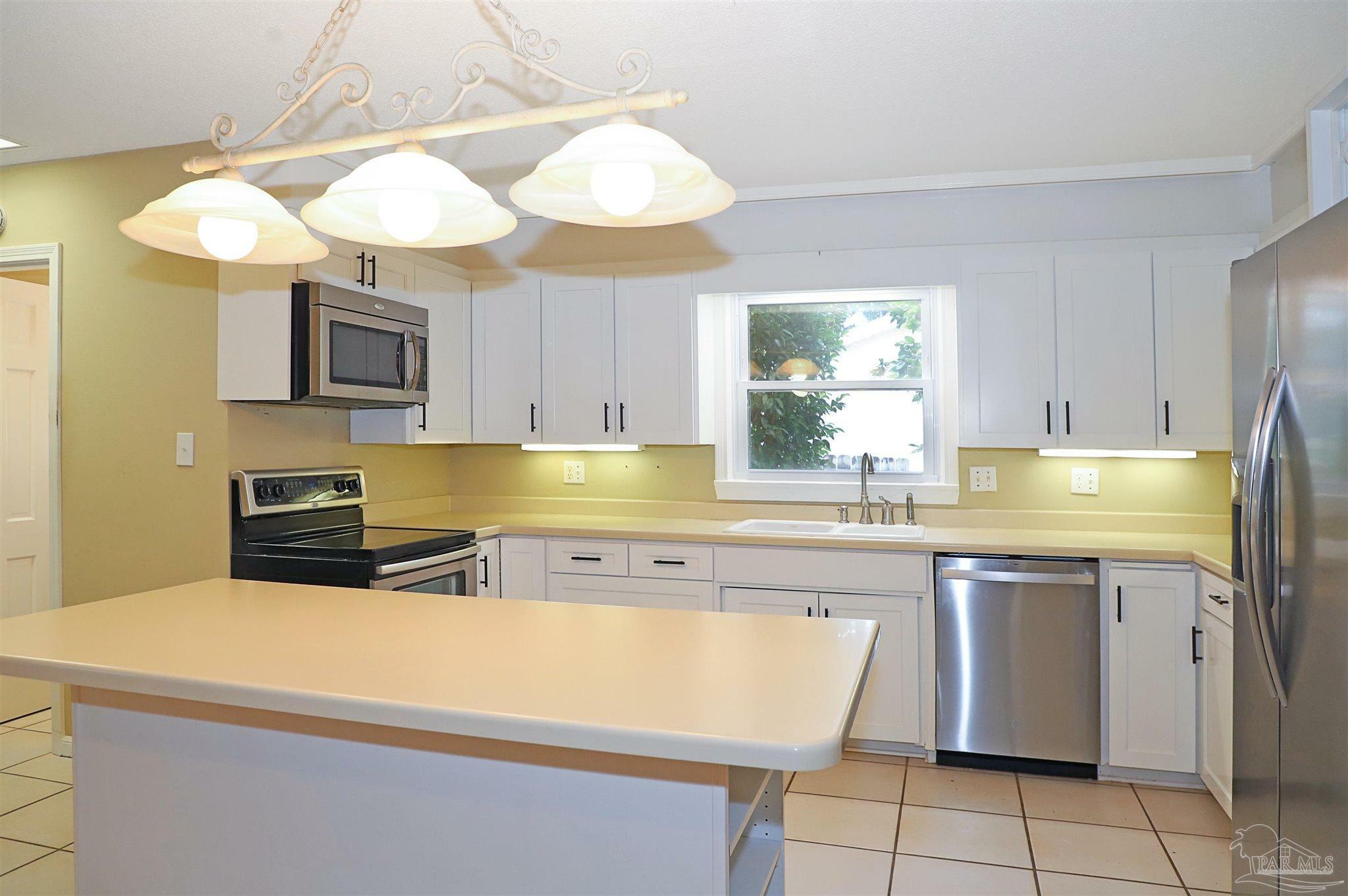 Property Photo: 135 Highpoint Dr FL 32561