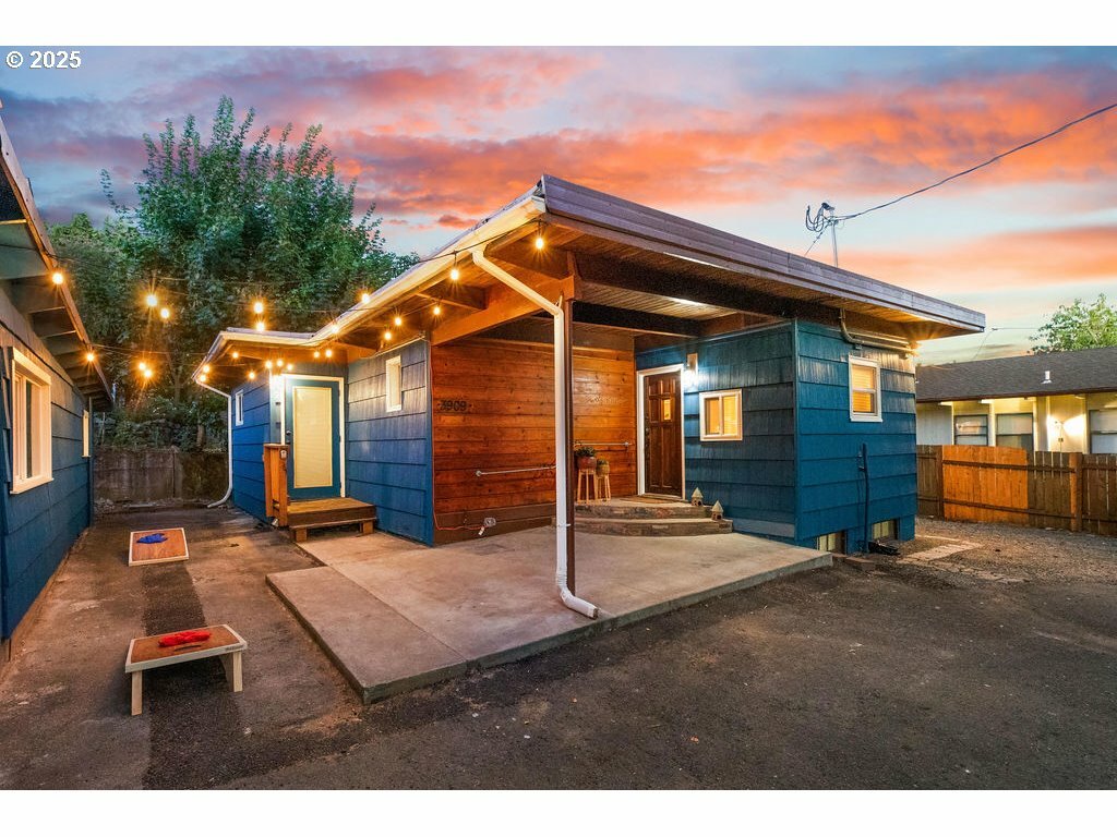Property Photo:  3909 NW Rose St  WA 98660 