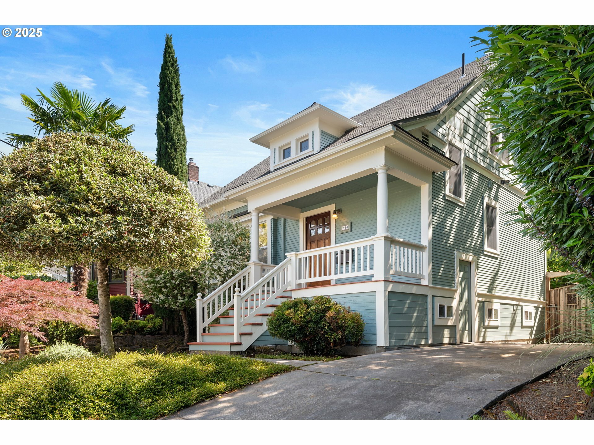 Property Photo: 724 NE 28th Ave OR 97232