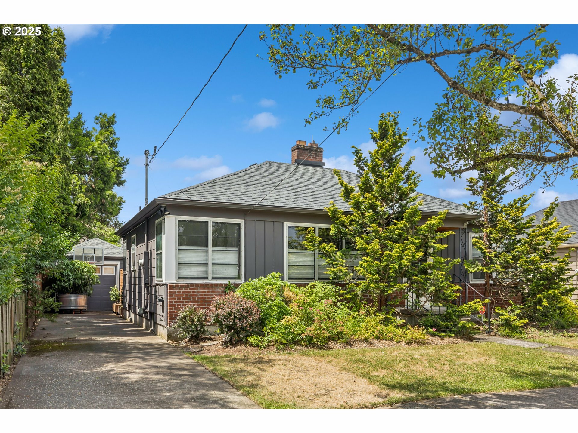 Property Photo: 1915 NE 76th Ave OR 97213