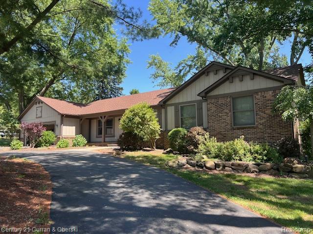 5463 Greenfield Road  Brighton MI 48114 photo