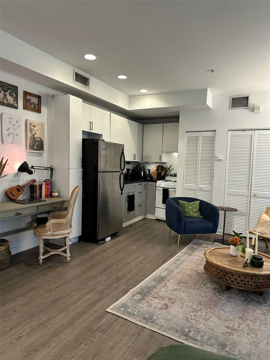 Property Photo: 1244 Pennsylvania Ave 103 FL 33139