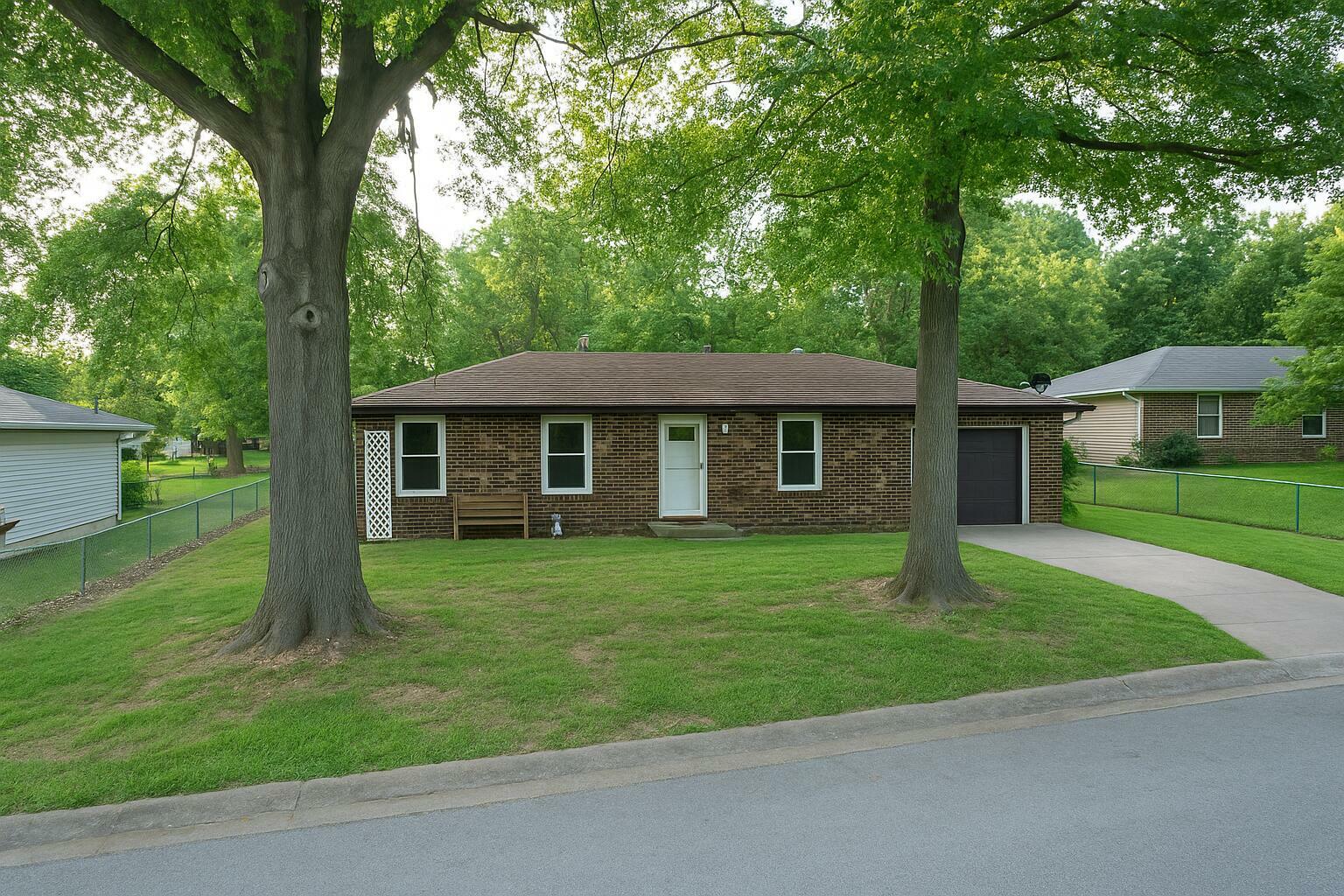 Property Photo: 114 S Pinewood Avenue MO 65738