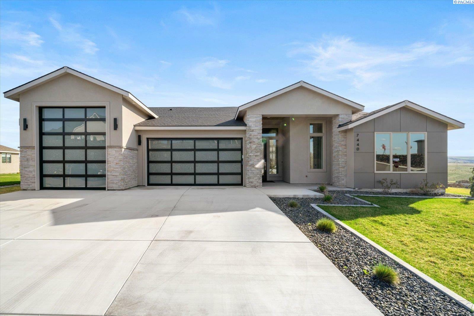 Property Photo: 7440 W 22nd Place WA 99337