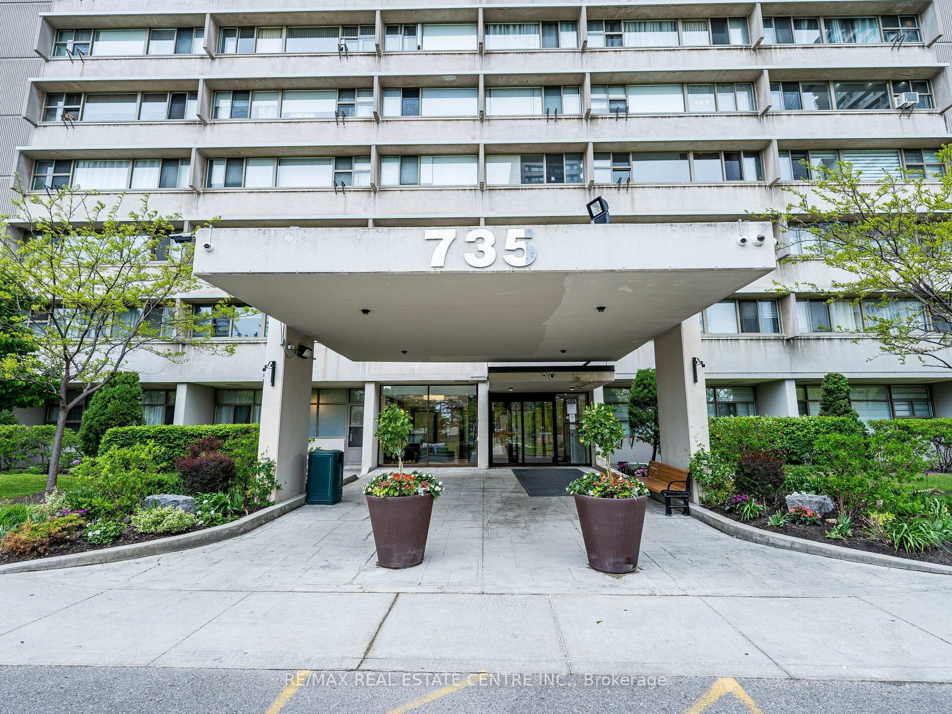 Property Photo: 735 Don Mills Road 1806 ON M3C 1T1