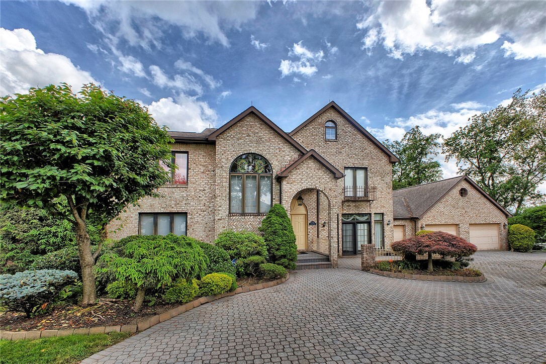 Property Photo: 410 Lorenzo Ln PA 15642